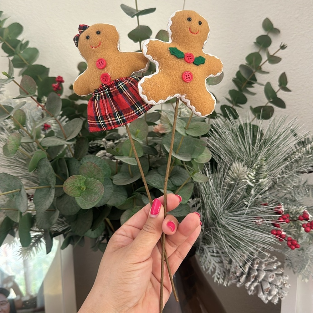 Christmas gingerbread boy girl picks garlands table scape floral centerpieces - Picture 4 of 6